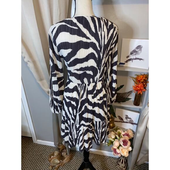 H&M Grey Dark V-Neck Zebra Animal Print A-Line Sleeves Elastic Wristband EUC - Picture 8 of 12